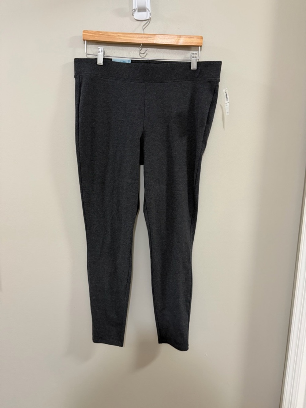 NWT Women's Old Navy Dark Gray Stretch Leggings. Size Large